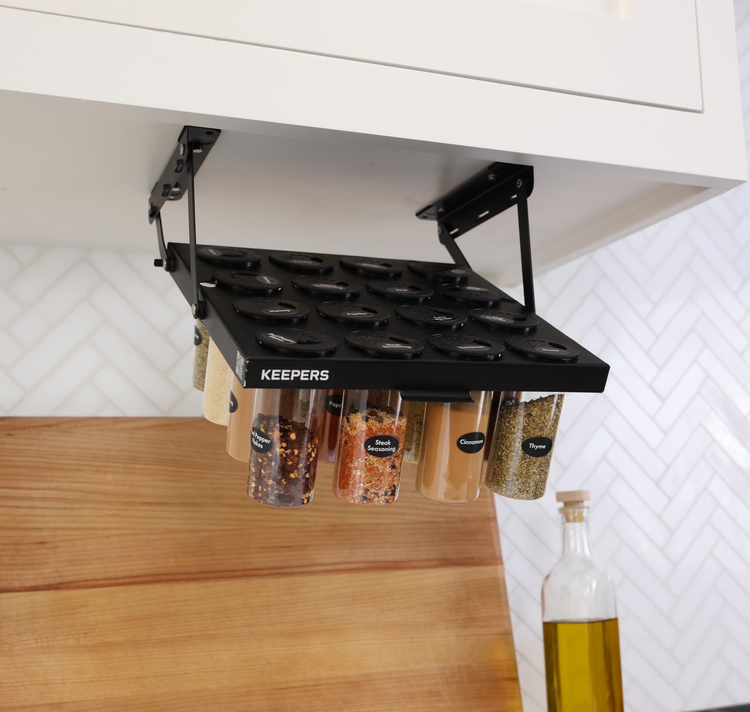 Spice Keepers magnetic spice jar set — capacity and pod holding view